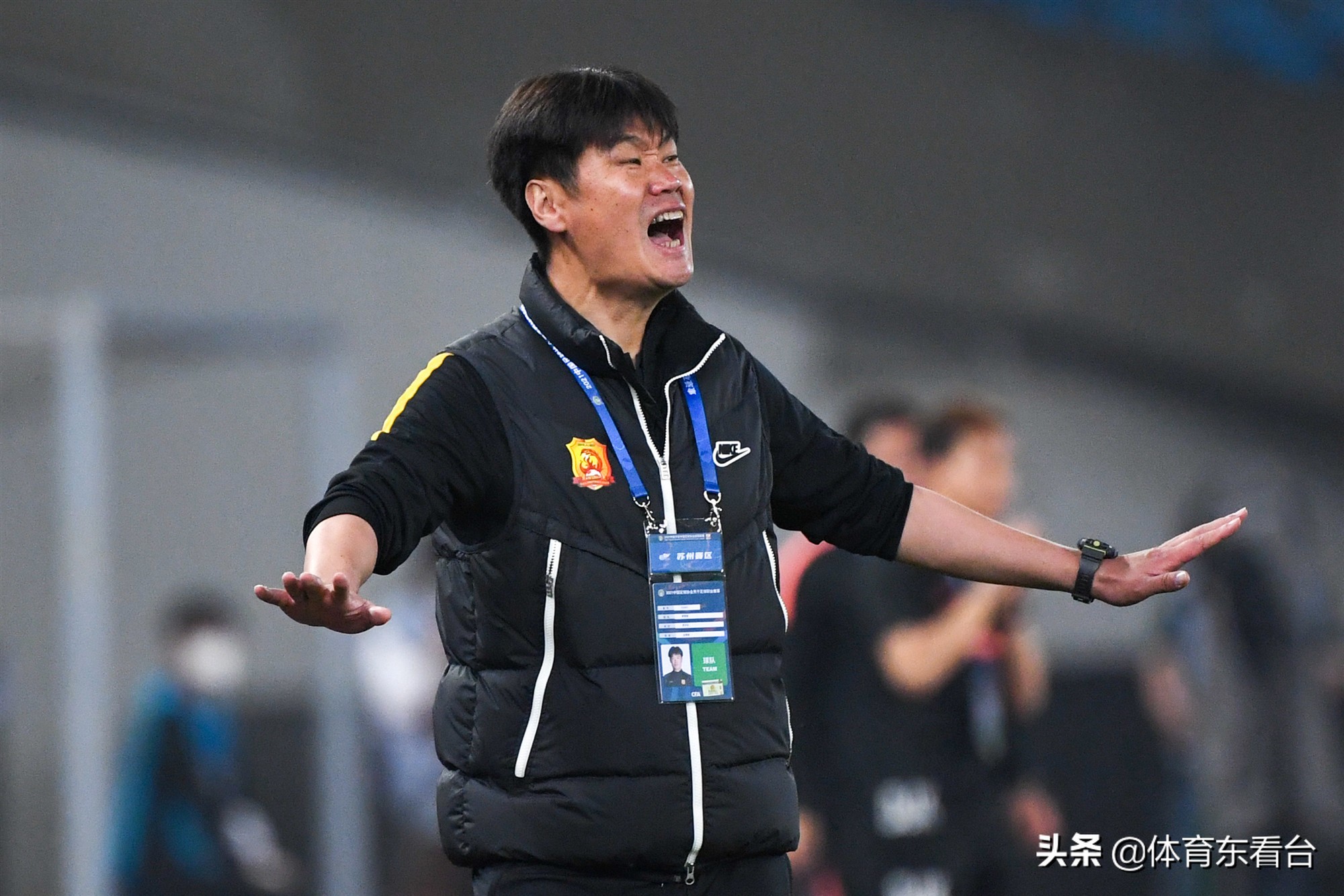 国足1-3输越南，6大名记发声，中国球迷点评犀利