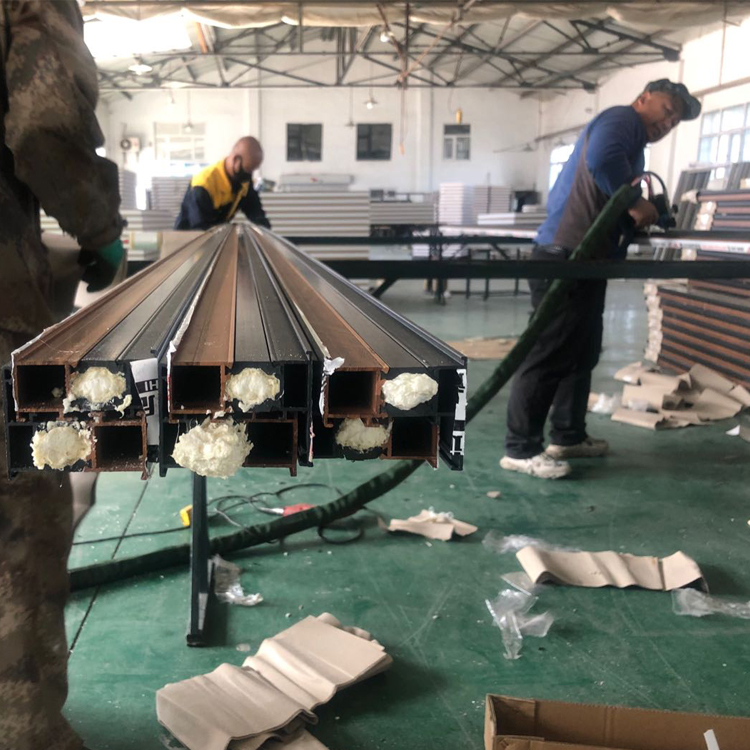 二手聚氨酯铝型材发泡设备,断桥铝窗条发泡设备