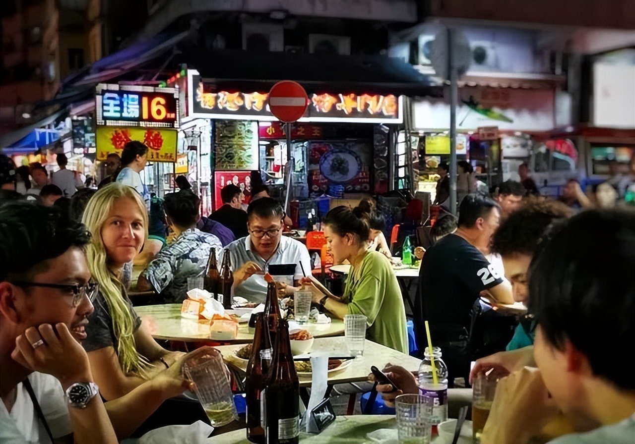 广州一女子被叫阿姨拒绝买单,女子被20岁服务员喊阿姨拒绝买单