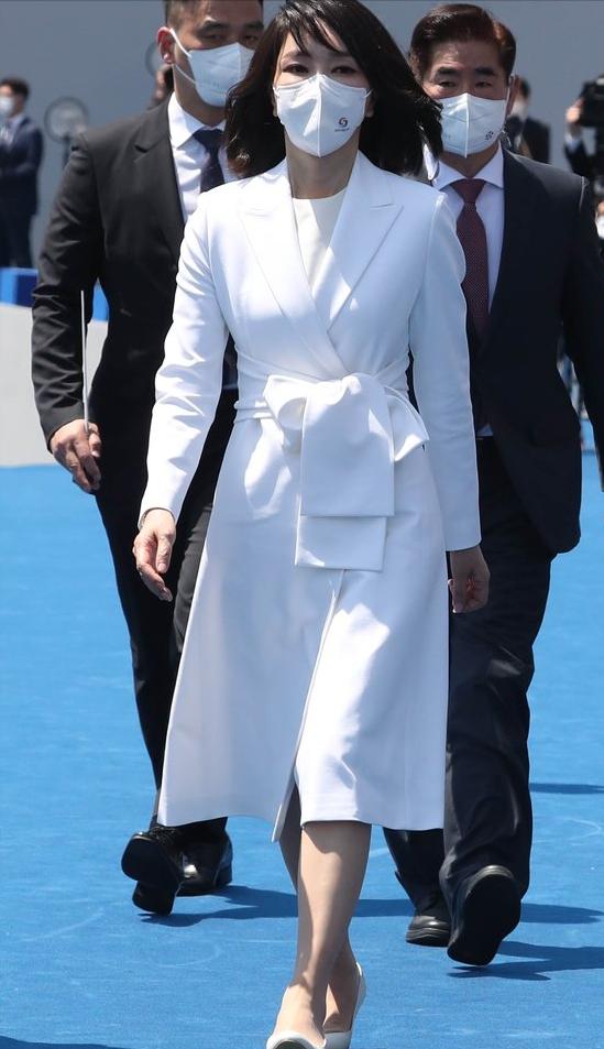 韩国总统夫人的时尚穿搭,韩国总统夫人金建熙穿搭同款