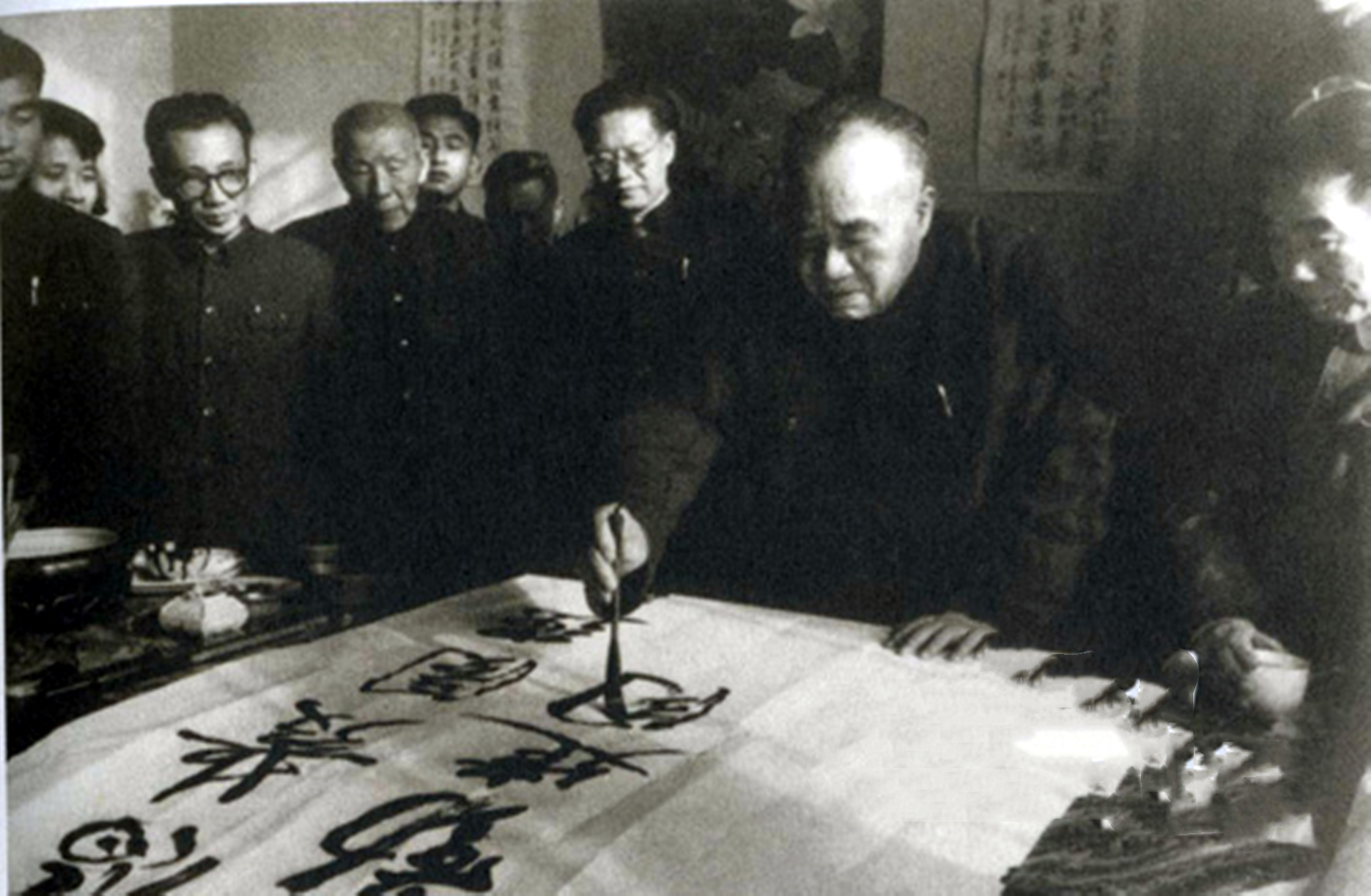 毛主席2次题词刘胡兰，为何拒绝给董存瑞题词？伟人：我写不合适