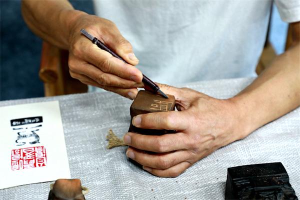 沿着黄河遇见“手造”丨澄泥印、黑陶、鲁锦……从指尖感受黄河文化千年神韵