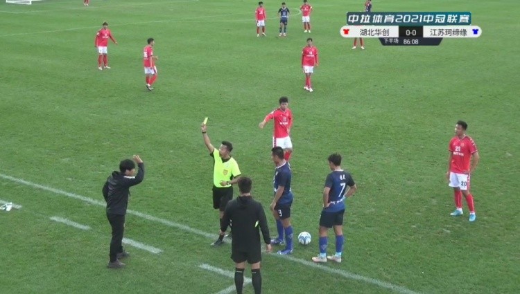 当球迷都瞎了！老板放倒飞奔的球员，俱乐部声明仅是停球并要提告