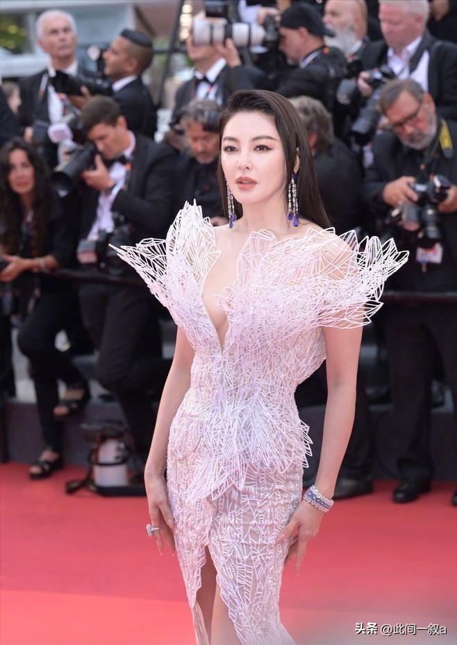 “大秀*光春**”还不害臊,深V露背都不遮掩,这群女明星全员养眼!