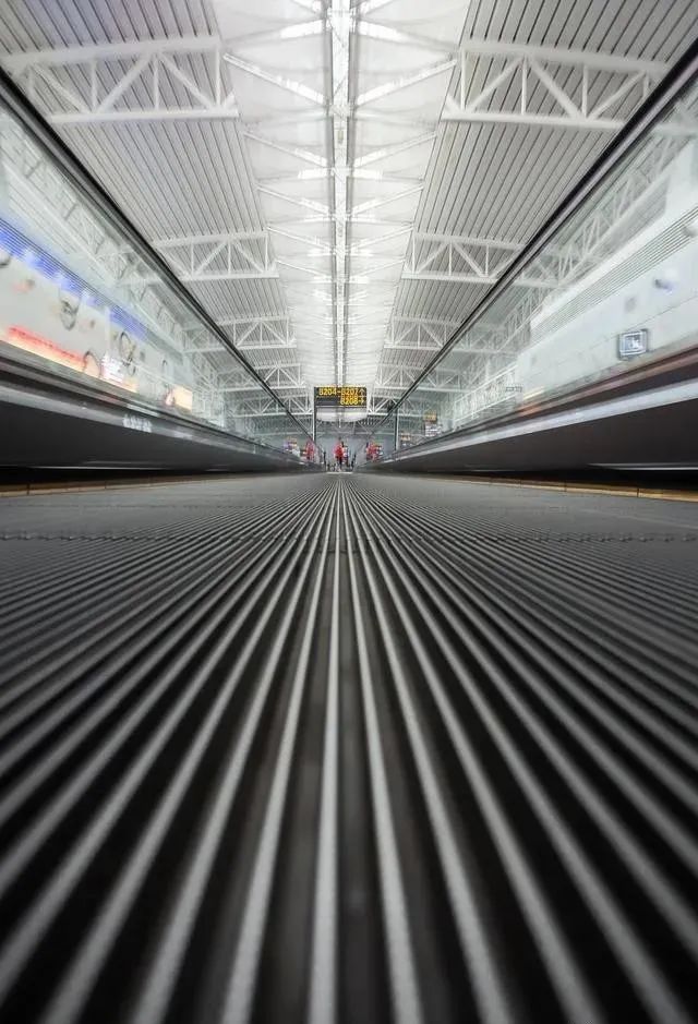 电梯曳引钢丝绳拉长原因,电梯曳引轮打滑的原因