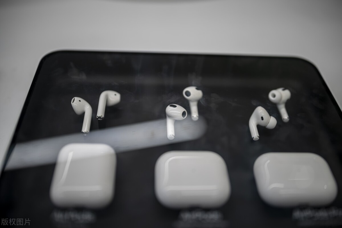 苹果手机现在还带耳机嘛,苹果手机什么时候不戴耳机了