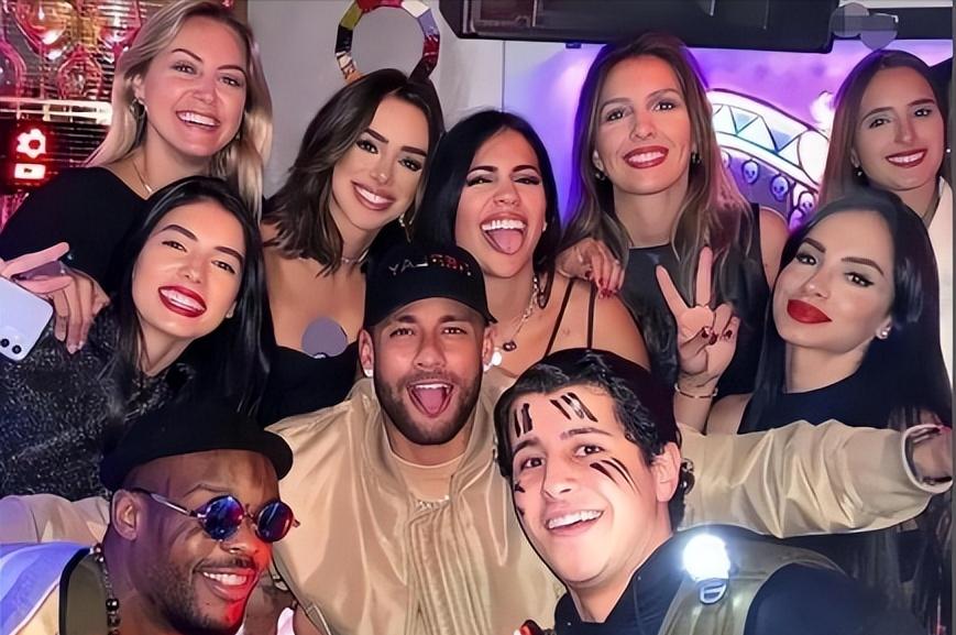 梅西获得金球奖c罗握手梅西,梅西工资卡给老婆