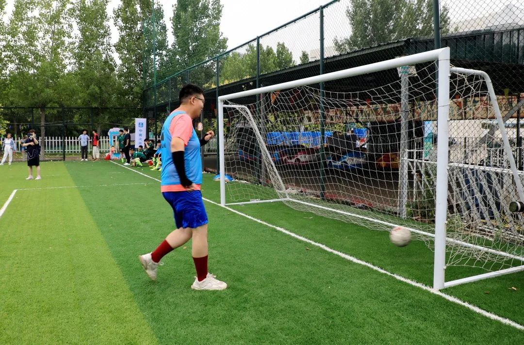 为热爱上场，建设者与“星星的孩子”逐梦绿茵