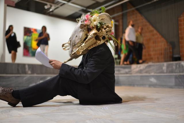 不堪入目，杭州女大学生地铁“奴性”事件遭疯传，网友：震碎三观