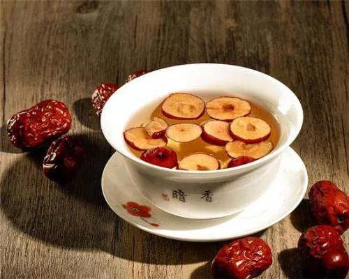 冬天，女人要常喝这4种茶，驱寒暖胃又养颜，整个冬天手脚不冰凉