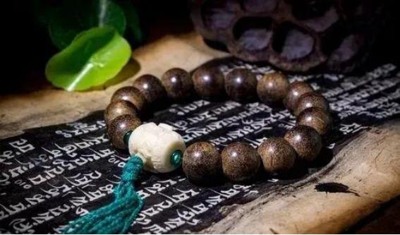佩戴沉香手串的好处,女士佩戴沉香手串寓意