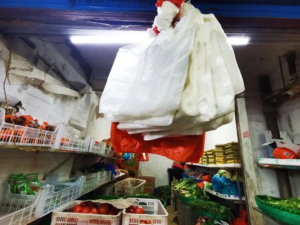 东北夫妻，把降解塑料袋「卖」到港交所｜36碳焦点