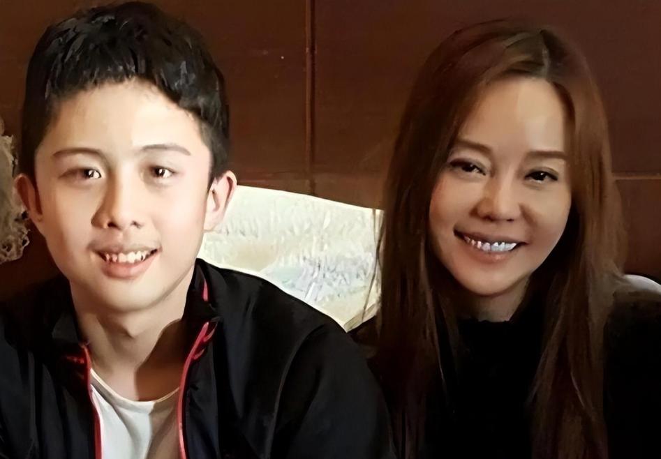 被母亲喂养12年、同床15年，痴狂到畸形的母爱将爱子送进监狱