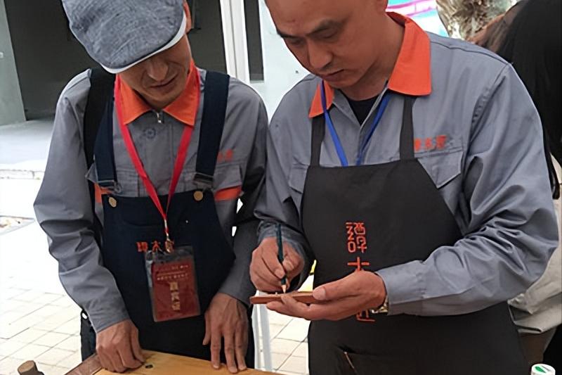 独臂大叔从零创业，带领355名残疾员工做梳子，一年卖出三个亿！