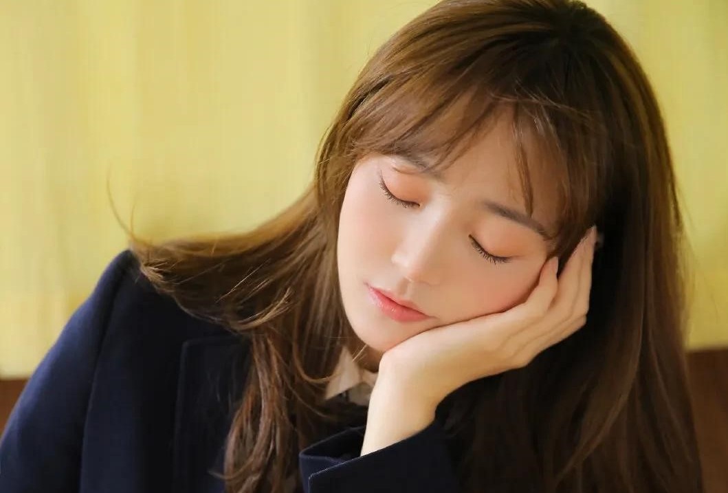 女朋友睡不着怎么哄她睡,女孩子睡不着怎么哄她睡幽默