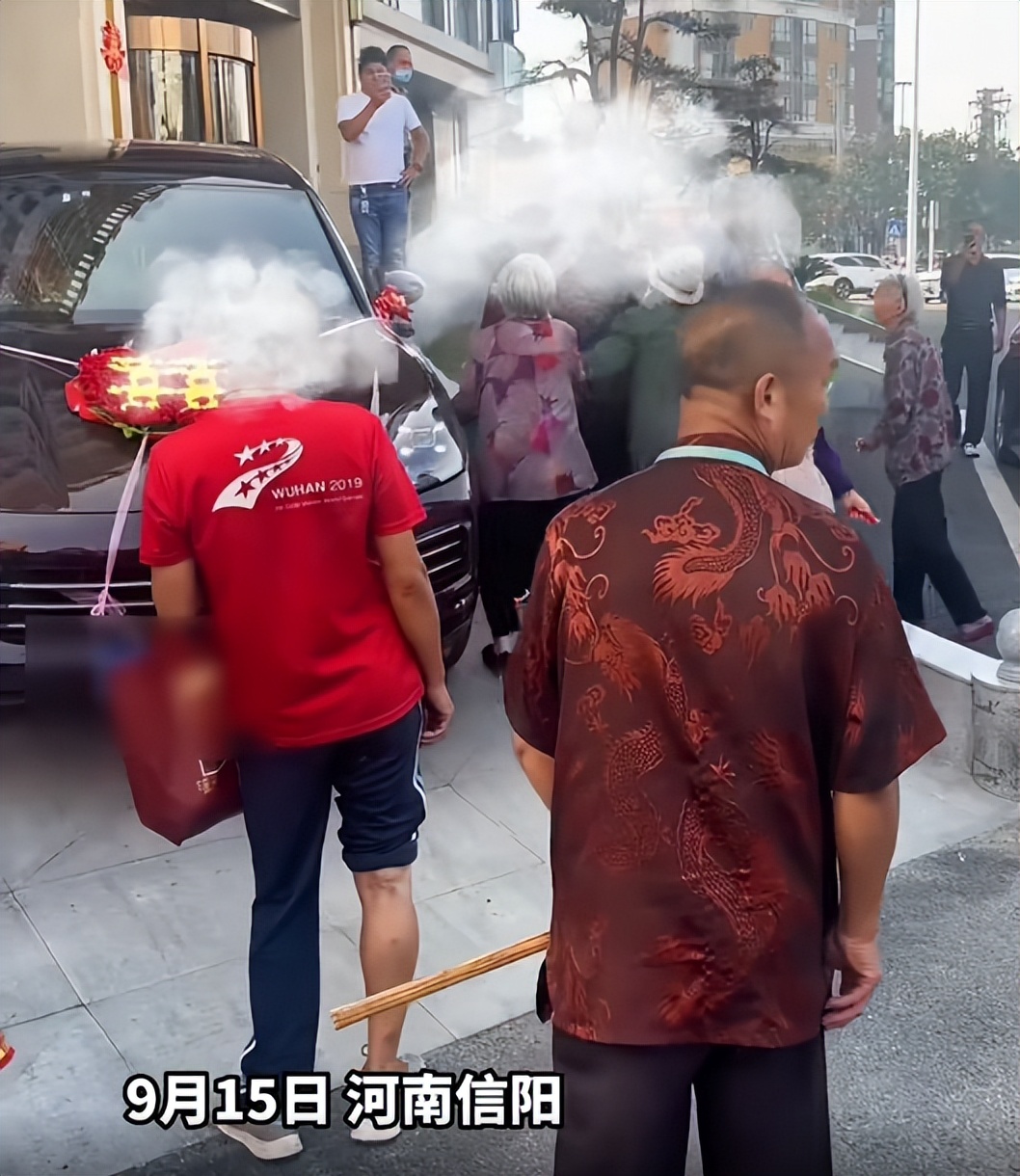 老人组团劫婚车不给红包不让走,老人组团马路拦婚车要红包