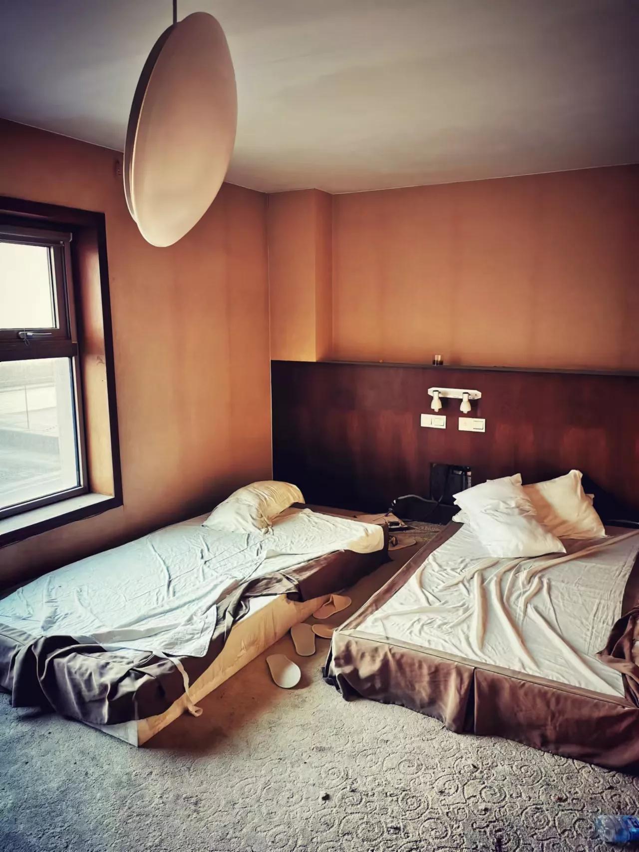 废弃的酒店照片,废弃酒店还有灯