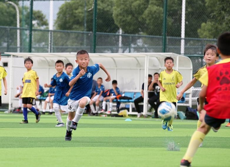 昆山市云上颠球大赛网络人气冠军张艺潇