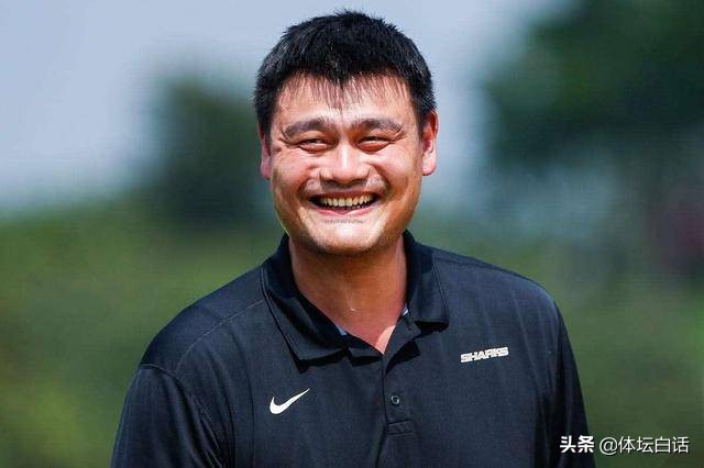 姚明父女现身!姚主席坐正常椅子显拥挤,11岁姚沁蕾又长高了