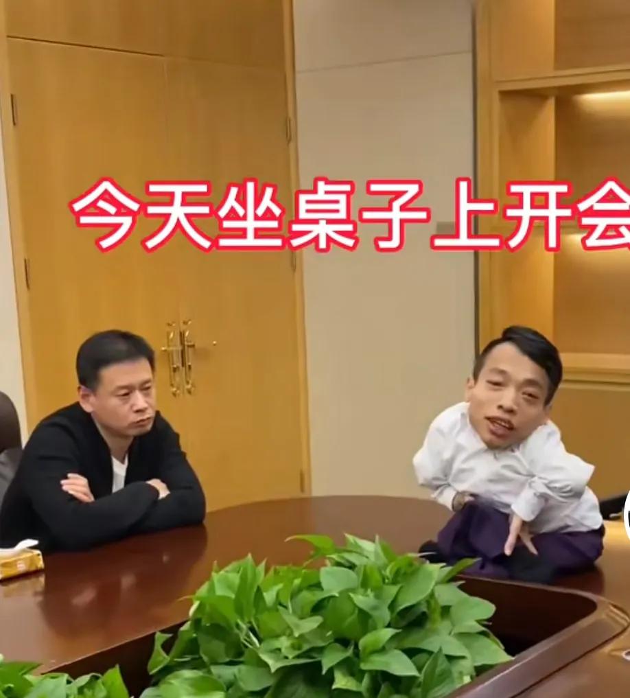 他身高不到1米，却能和1米7美娇妻生孩子，孩子到底是他的吗？