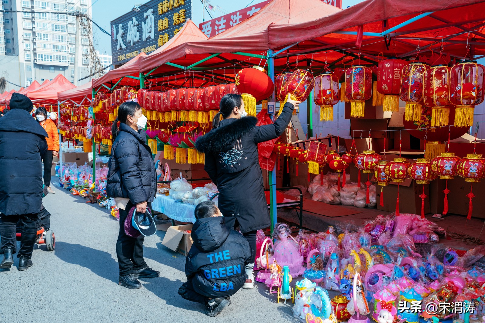 陕西渭南：红红火火络绎不绝的西三路灯笼市场图纪