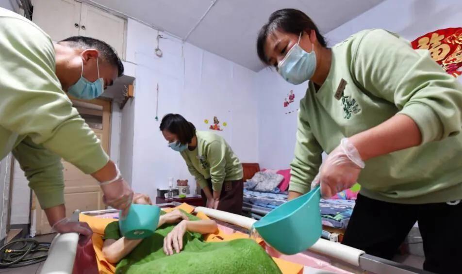 帮老人洗澡多少钱一天,帮老人洗澡这个生意可以做吗