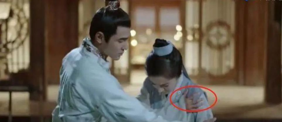 洒枸杞假装喷血、演尸体玩手机，这些穿帮镜头好敷衍，个个离谱