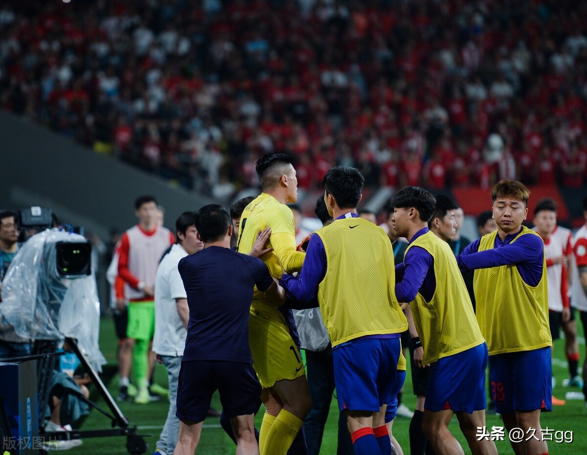嘴硬？输球+8黄1红吴金贵心不甘，马镇一拳或“打蒙”扬科维奇