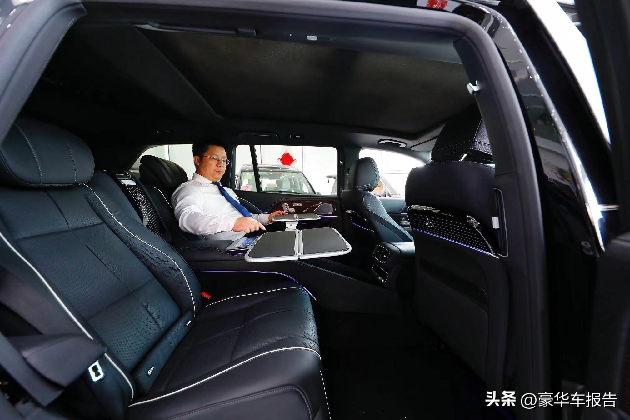 奔驰gls600迈巴赫2022款4座版,奔驰gls400跟迈巴赫的gls600不同