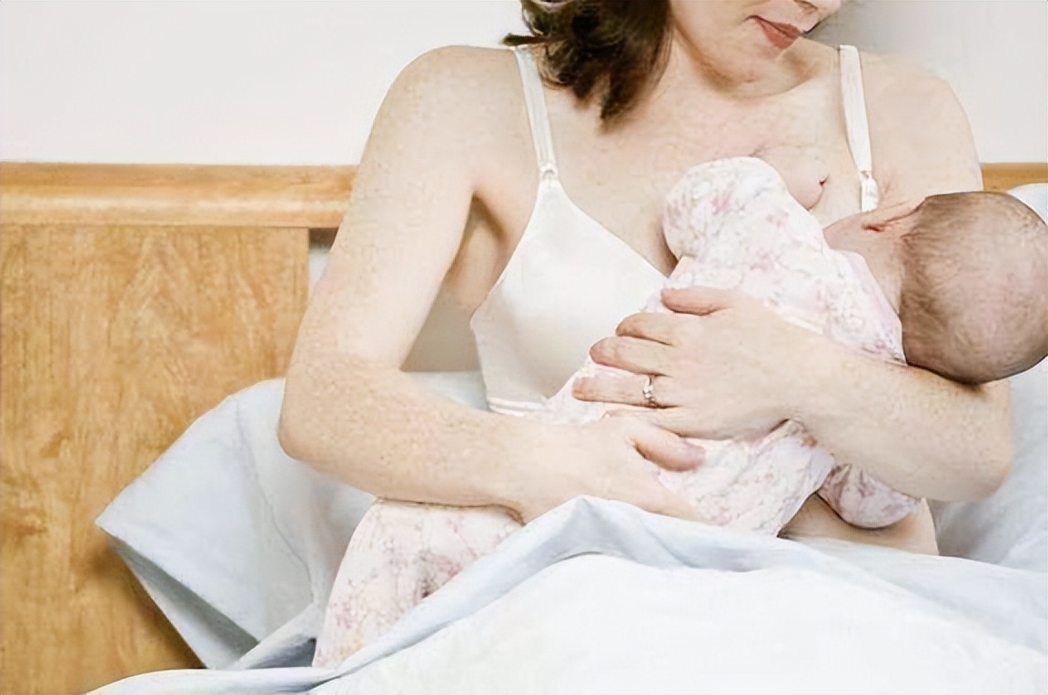 在什么情况下该给孩子喝奶粉,怎么给孩子过度喝奶粉