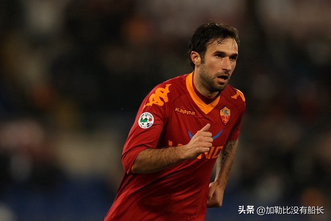 与率先出局的加拿大类似的这些足球小国，都曾出过哪些巨星代表？