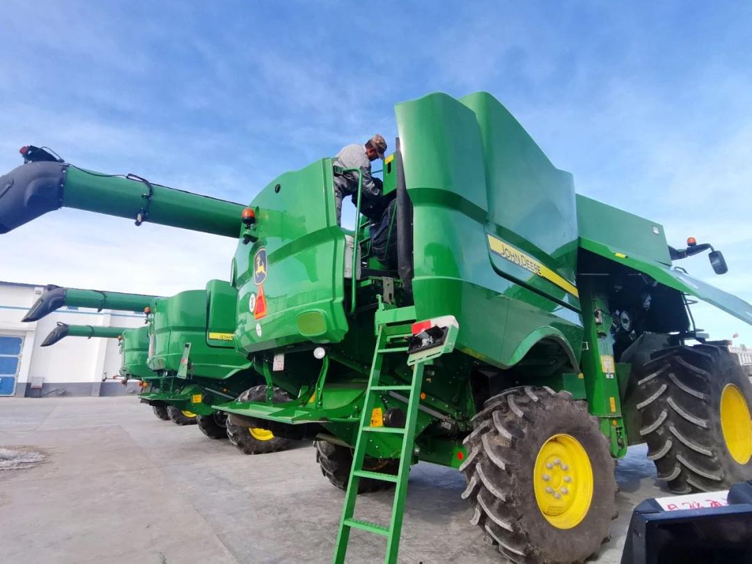 黑龙江北安：备耕一线*党**旗红*党**建引领助春耕