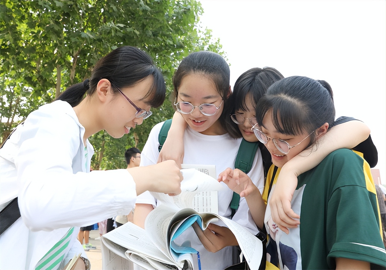 1977年第一次高考图片,2023年高考图片配图高清