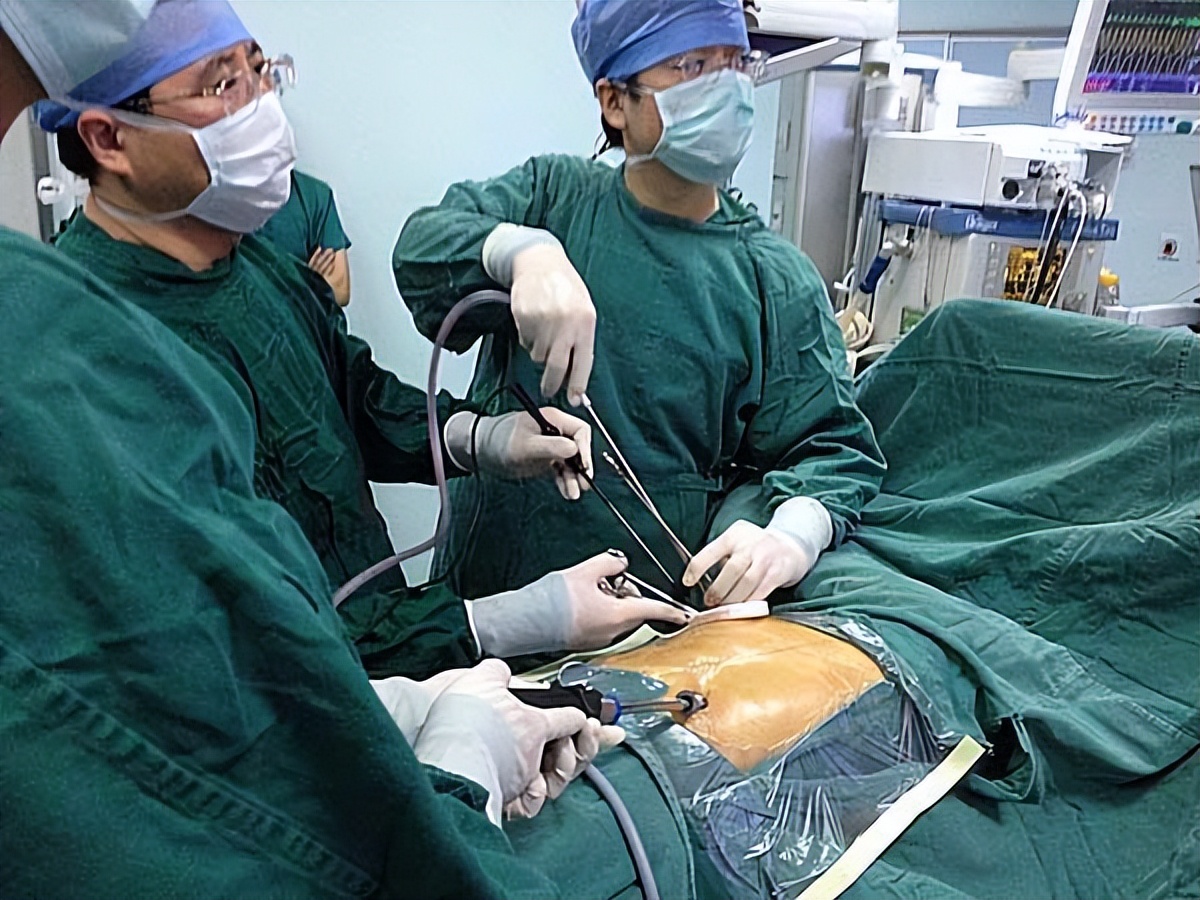 医生如何检查黑痣和黑色素瘤,医生长在摩擦部位的黑痣要当心