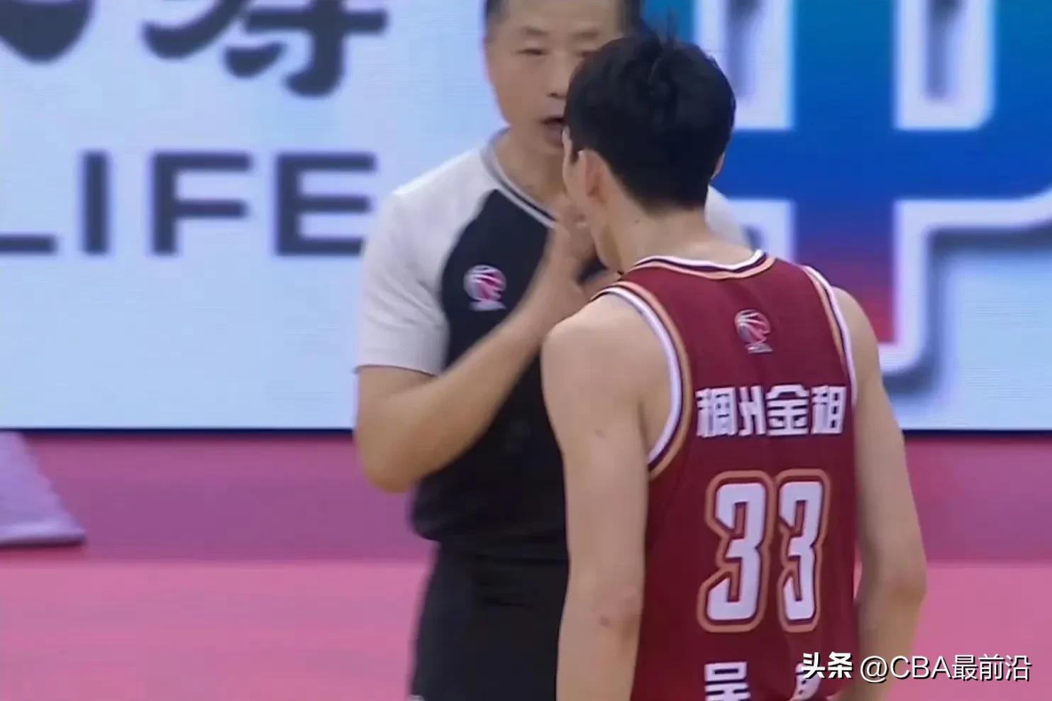 骄兵必败!主场哨也救不了深圳队被1.9秒绝杀,球迷愤怒误判太多