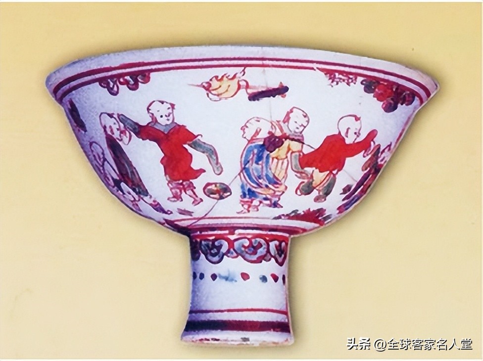 古代的足球叫蹴鞠,足球蹴鞠