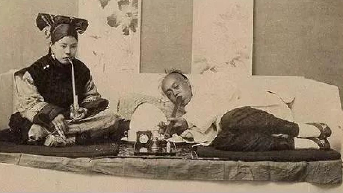 晚清*片鸦**危害:男子瘦骨嶙峋女子媚态百出,任人摆布!可悲可叹!