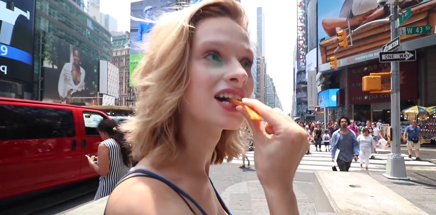 在美国街头第一次吃中国辣条,美国小伙第一次吃中国辣条