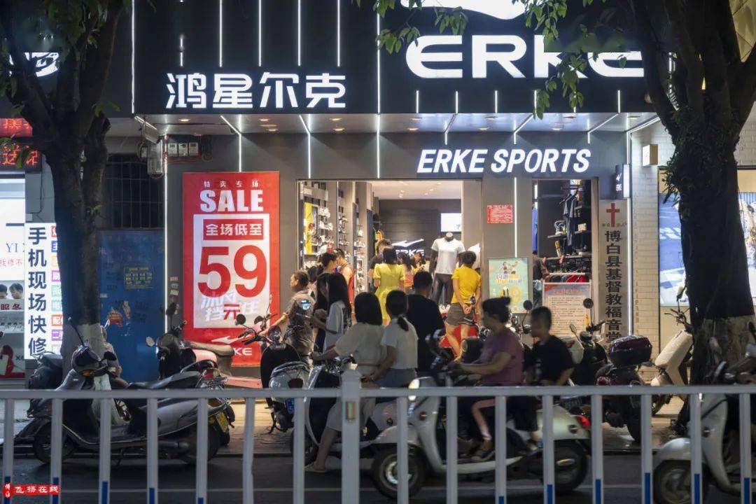 暴跌8000个亿，仓库堆积如山！爆火的耐克，被国内消费者抛弃？