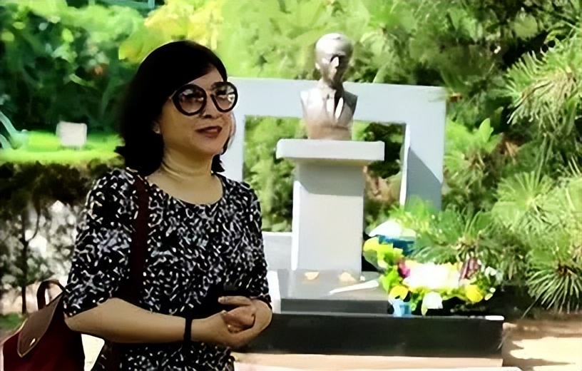 罗京去世近十年妻子改嫁豪门,罗京去世11年妻子携子改嫁富商