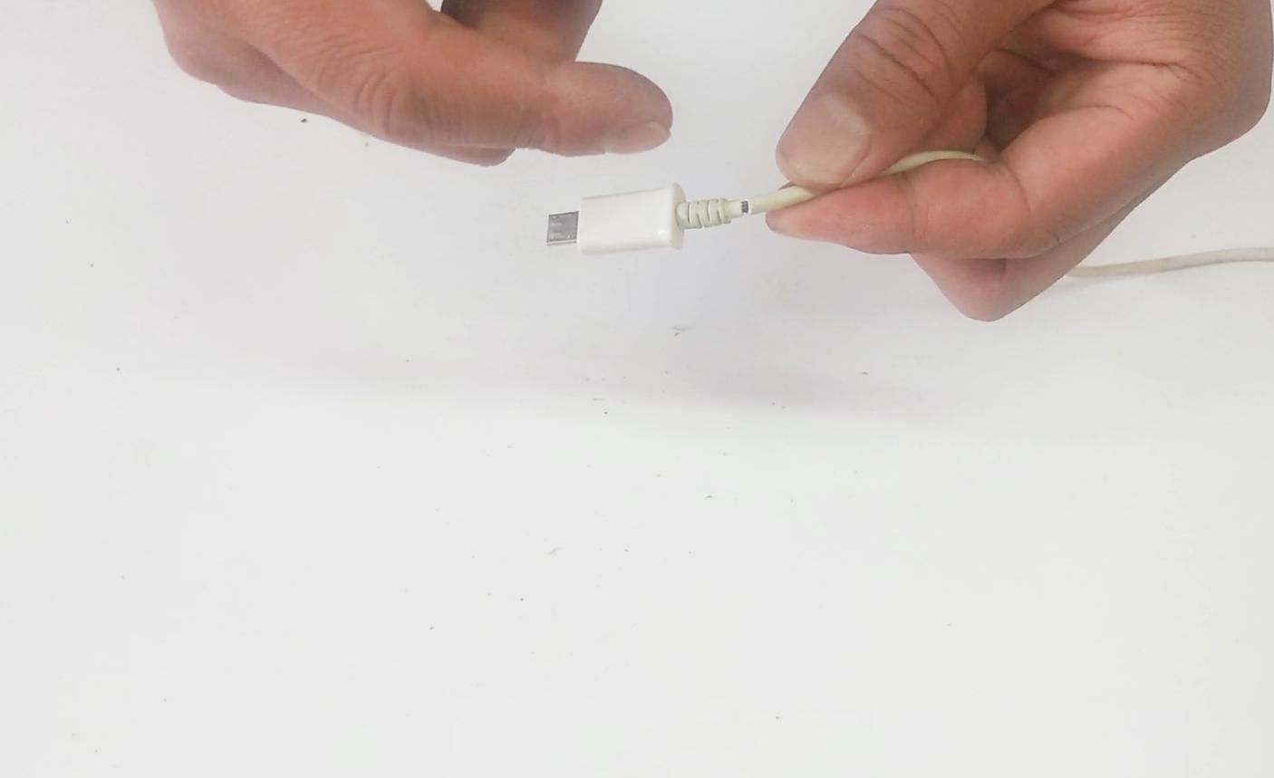 电线插头根部断了怎么用扎带修复,电线插头根部烧断了修复法