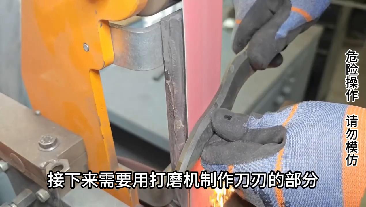 国外牛人钢板锻造剑全过程,外国铁匠锻造剑全过程视频