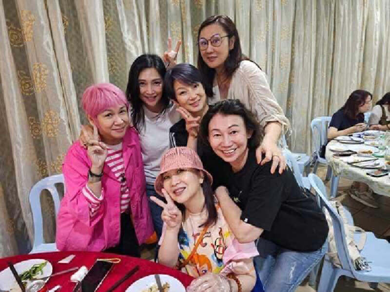 香港明星足球队太太团,香港明星足球队和驻港部队踢球