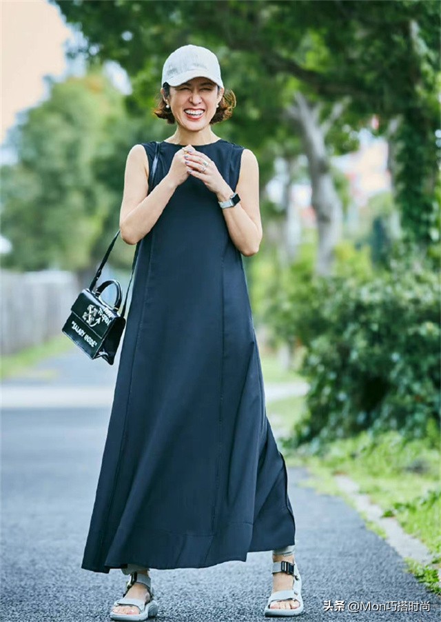 日本奶奶告诉你：女人老了，少披丝巾配裤子，裙子+帽子更显气质