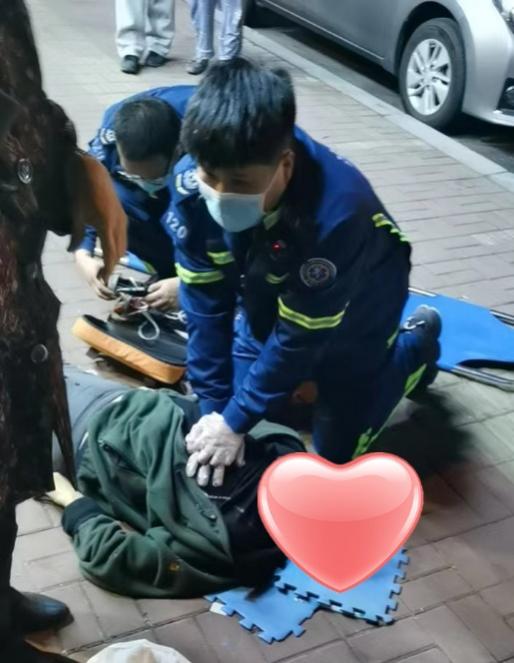 老人突发抽搐倒地120快速抢救转运