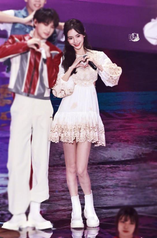 杨紫关晓彤跨年晚会造型,关晓彤2017年湖南跨年演唱会