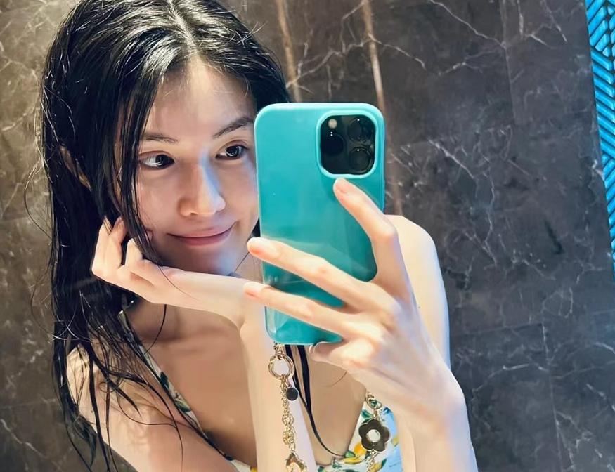 超模何穗秀美图,何穗身穿复古泳装大秀骨感身材