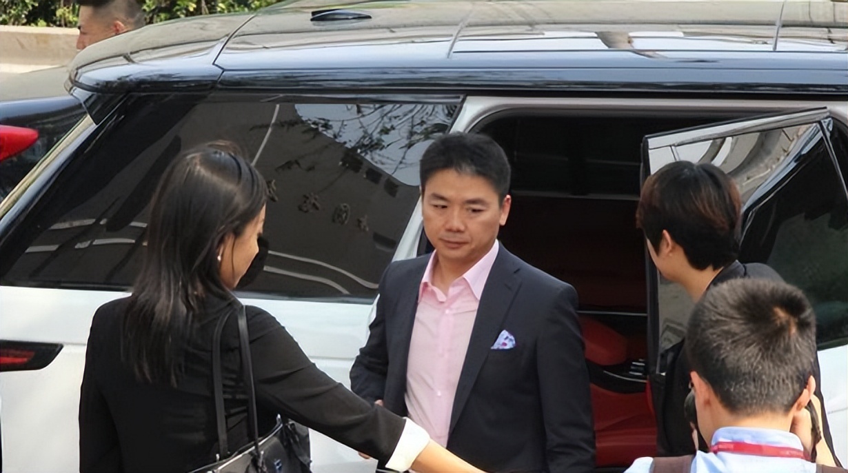 马云现身西班牙打高尔夫开2亿,马云英国打高尔夫