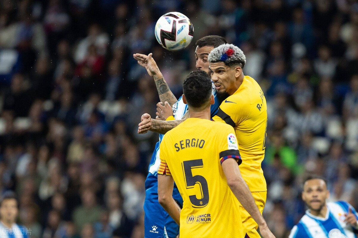 巴萨夺冠被球迷追打第一视角,巴萨夺冠西班牙球迷冲入场内