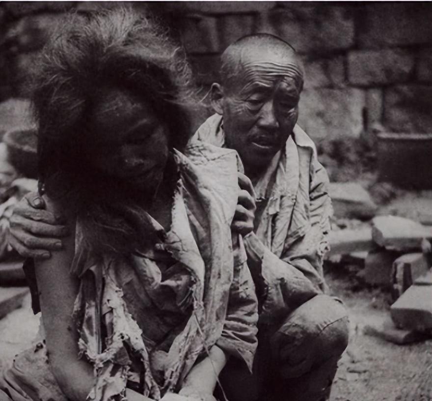 侵华日军*行暴**照片，日本人强迫女子脱下衣服，*辱侮**致死